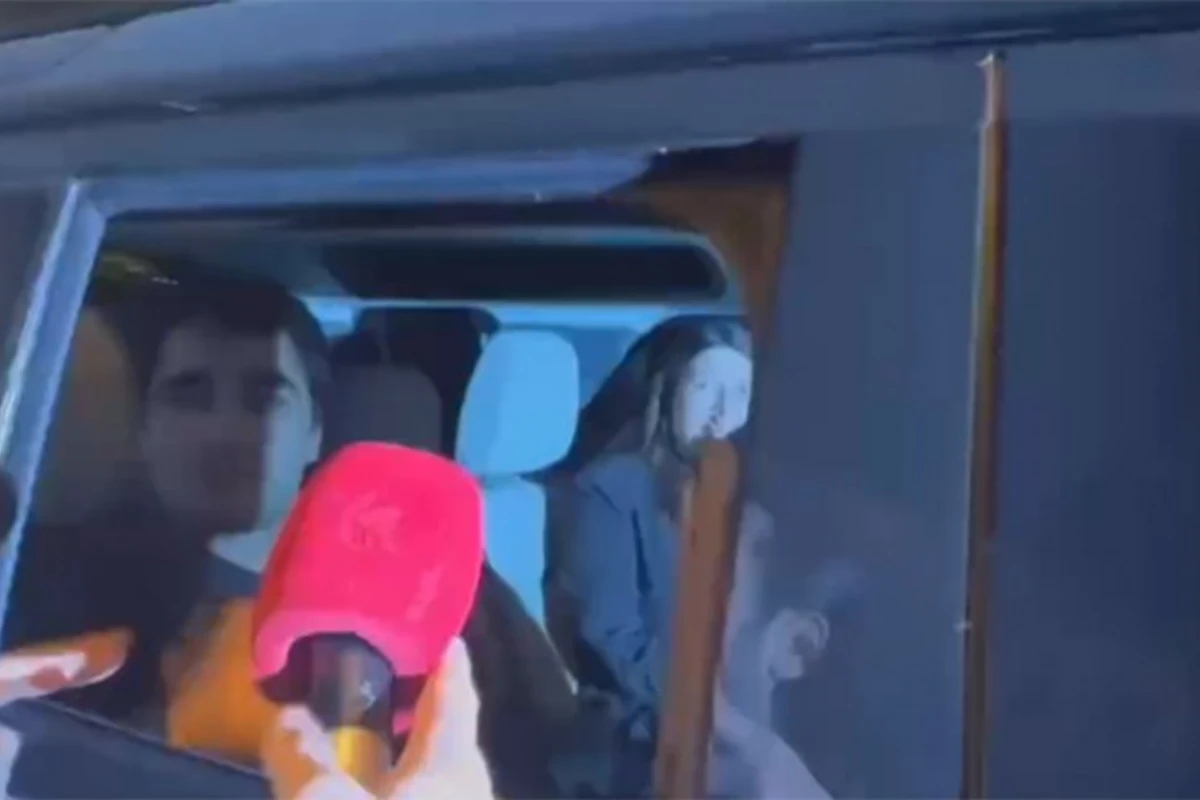 Mert Ramazan Demirin sürücüsü jurnalisti az qala canından edəcəkdi - ANBAAN VİDEO