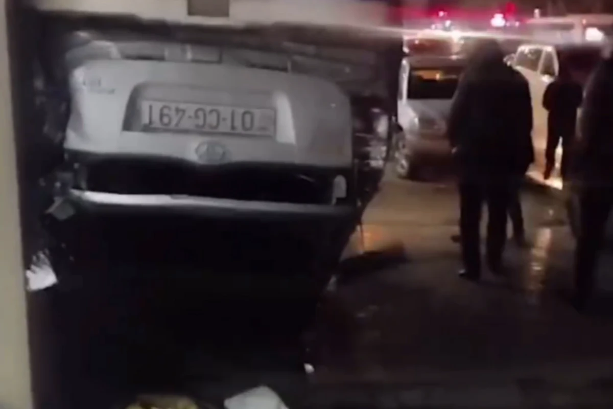 В Баку Toyota Prius едва не врезался в тандырную - ВИДЕО