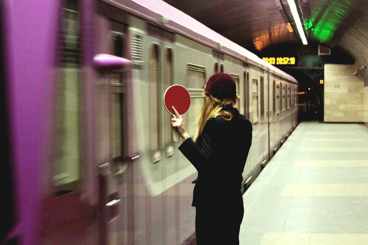 Bakı metrosunda sərnişinin halı pisləşdi - FOTO