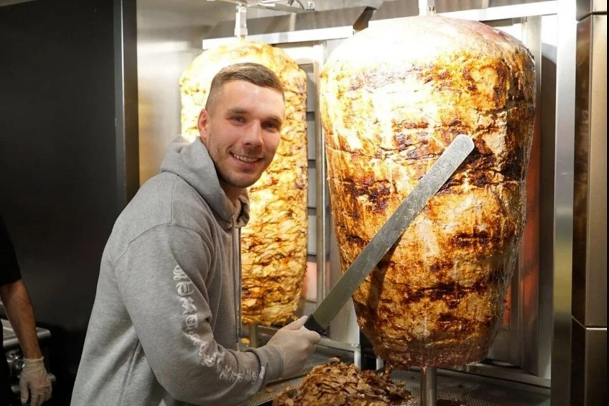 Futbolçu Lukas Podolski dönərxana açıb - VİDEO