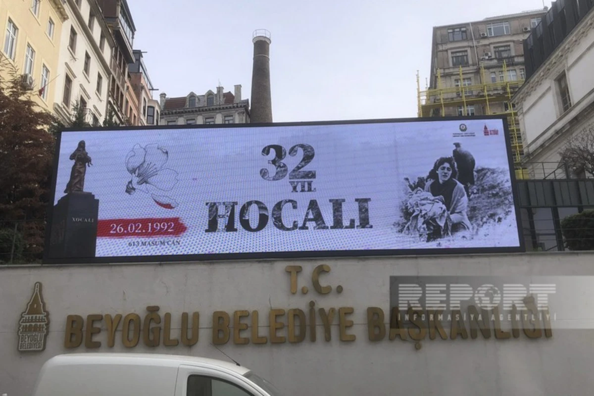 İstanbulun küçələrində quraşdırılan monitorlarda Xocalı soyqırımı ilə bağlı görüntülər nümayiş olunur - FOTO