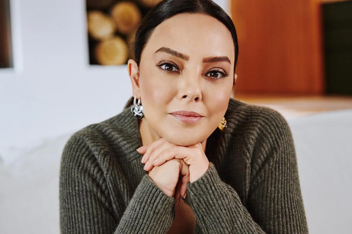 Ebru Gündeş 12 yaş kiçik sevgilisi ilə evləndi - FOTO Ebru Gündeş 12 yaş kiçik sevgilisi ilə evləndi - FOTO