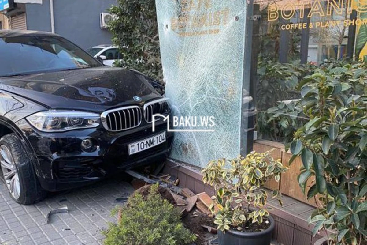Prius sürücüsü qəfil manevr etdi, BMW restorana çırpıldı - VİDEO