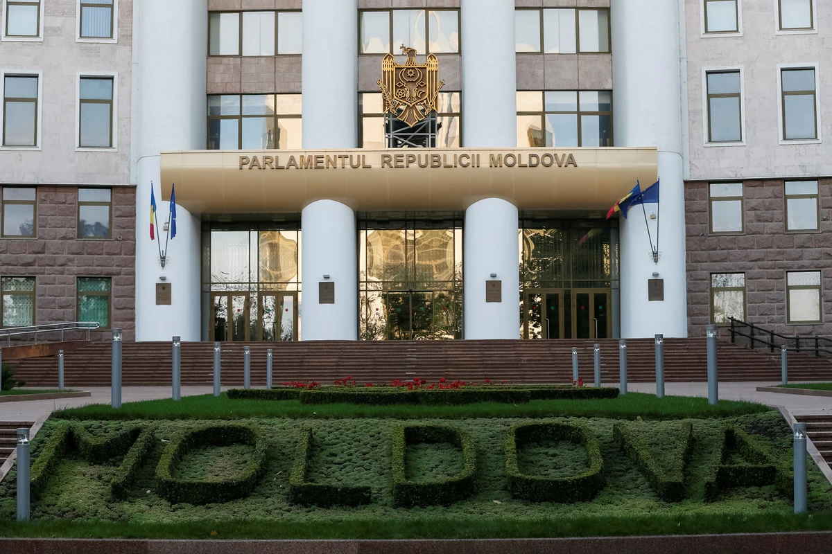 Парламент Молдовы начали эвакуировать