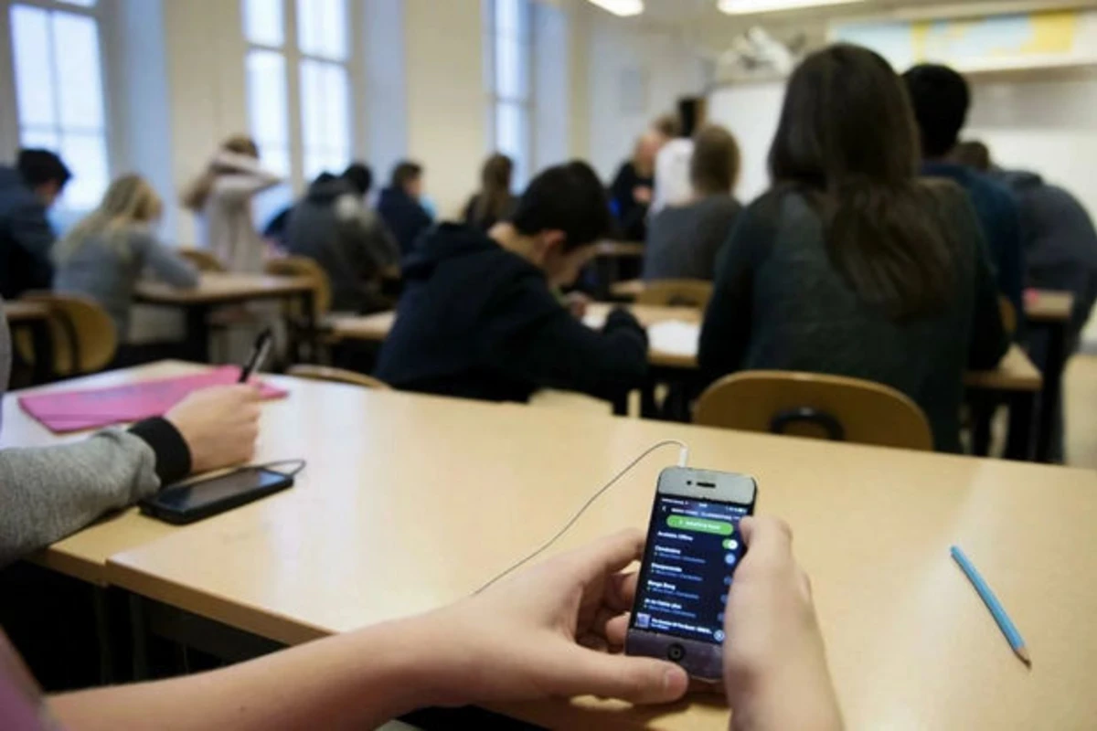 Azərbaycanda məktəblərdə mobil telefondan istifadə qadağan edilə bilər? - AÇIQLAMA + FOTO