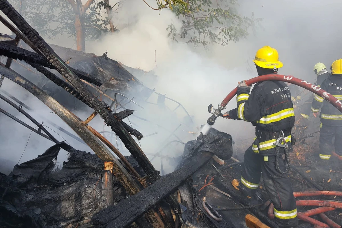 Bakıda həyat yoldaşı ilə mübahisə edən kişi evini yandırdı: Ölən var - TƏFƏRRÜAT