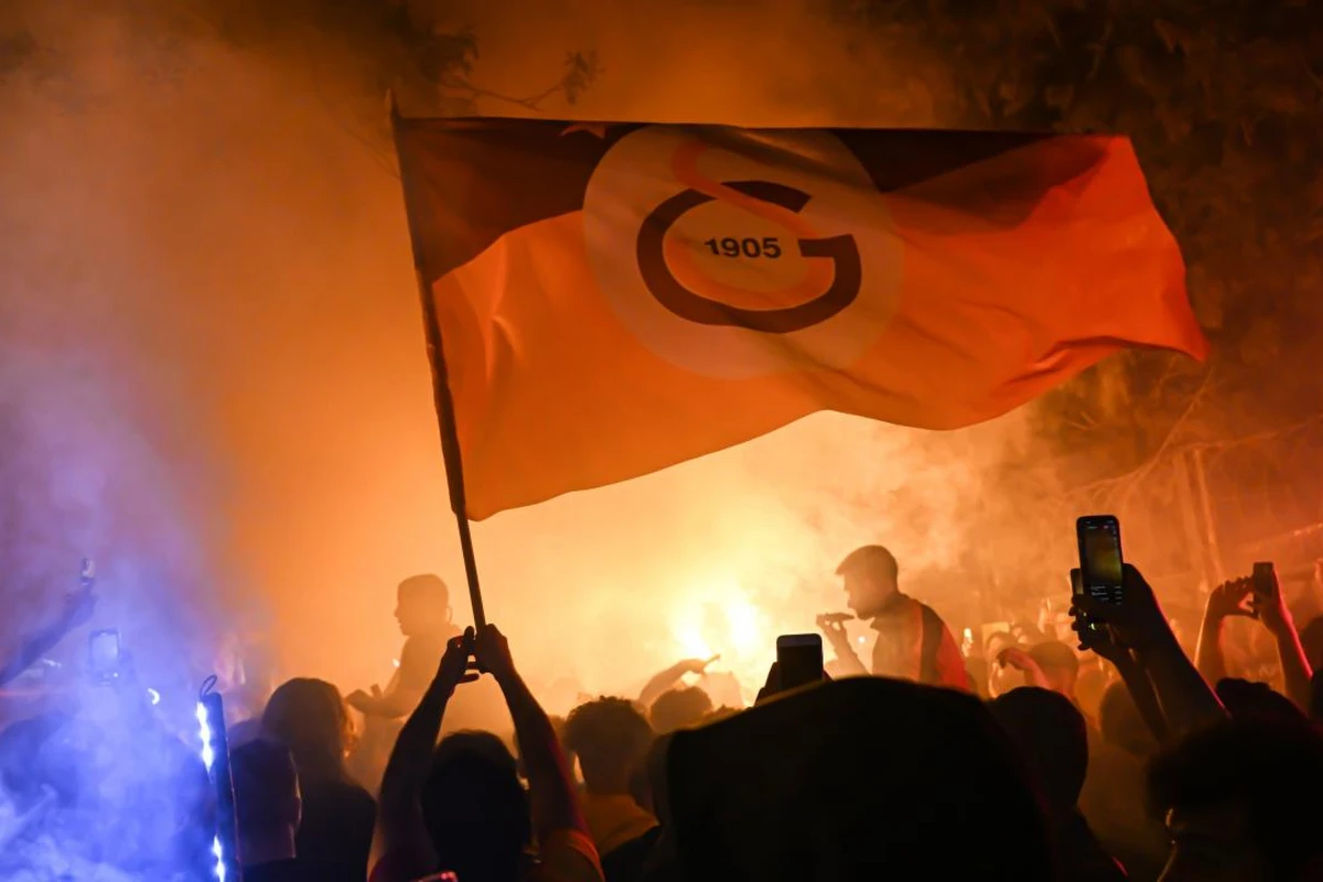 Qalatasaraydan transfer bombası: Ulduz futbolçuya elçi düşdü - FOTO