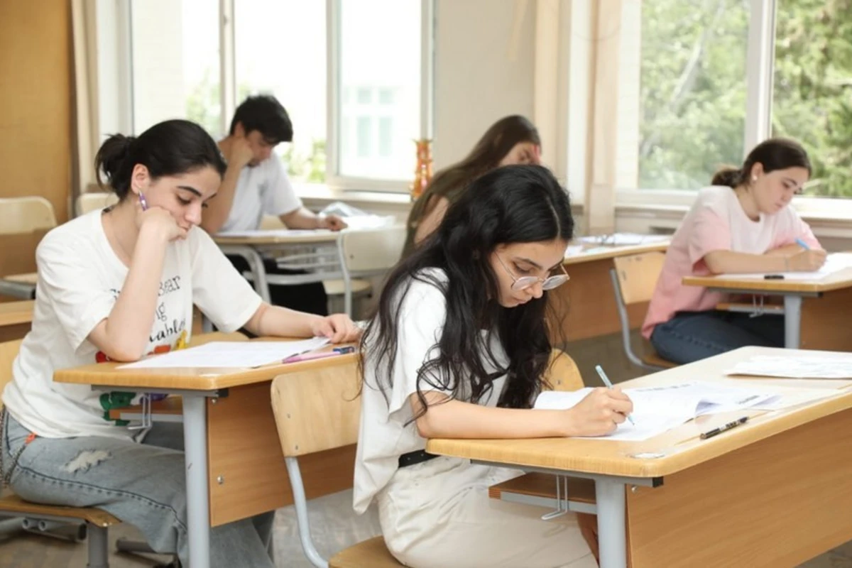 Bu gün 52 mindən çox şagird buraxılış imtahanı verəcək