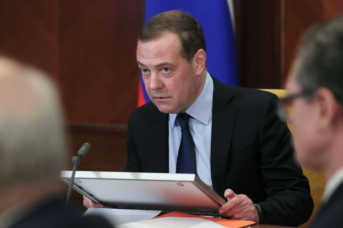 Medvedev: Almaniya Rusiya ilə müharibəyə hazırlaşır