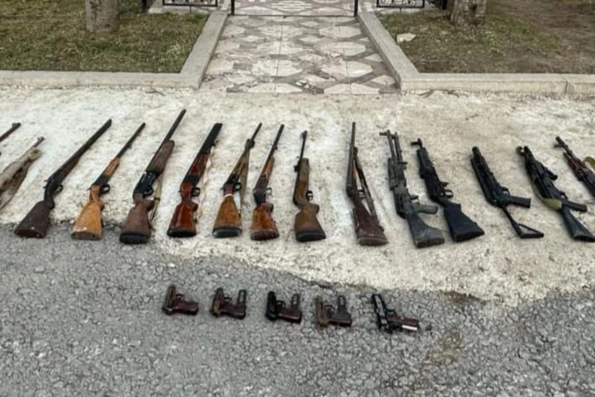 Şuşada pulemyot, tapança və avtomatlar aşkarlandı