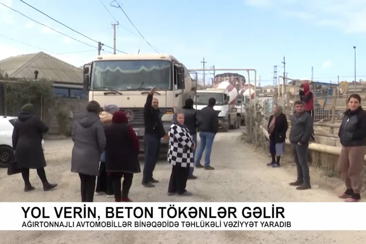 Binəqədi sakinləri çoxtonnajlı avtomobillərə görə yolu bağladılar - VİDEO