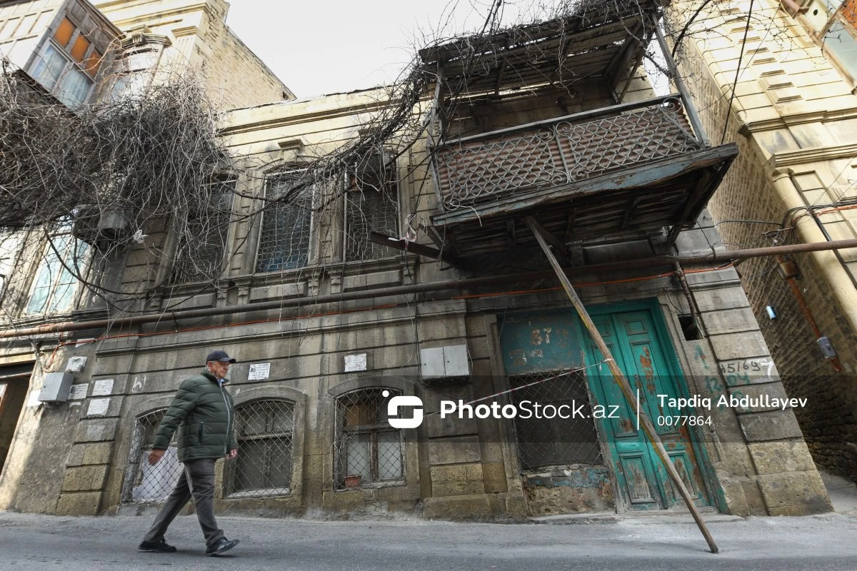Bakıda təhlükəli vəziyyət: Uçmaq üzrə olan eyvana çöpdən dirək verdilər - YENİLƏNİB - FOTO Bakıda təhlükəli vəziyyət: Uçmaq üzrə olan eyvana çöpdən dirək verdilər - YENİLƏNİB - FOTO