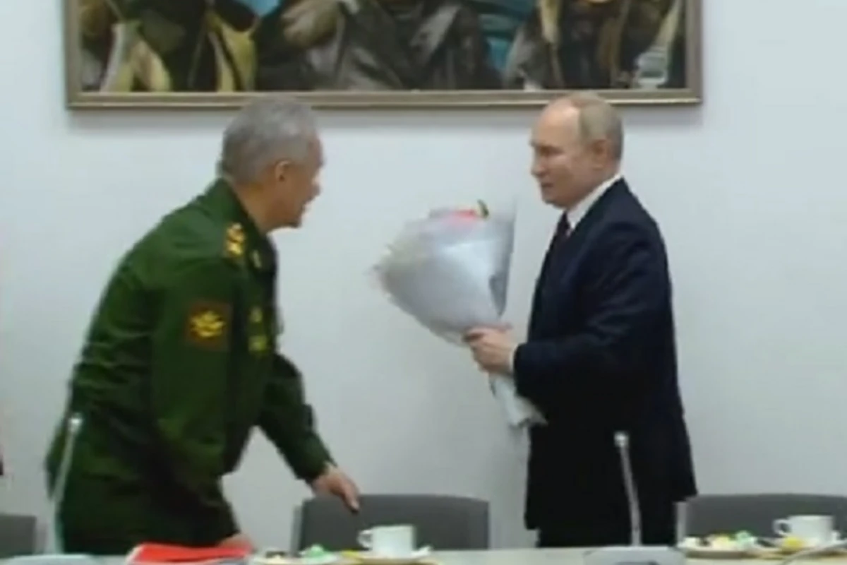 Putin əlində gül Şoyqu ilə zarafat edib - VİDEO Putin əlində gül Şoyqu ilə zarafat edib - VİDEO