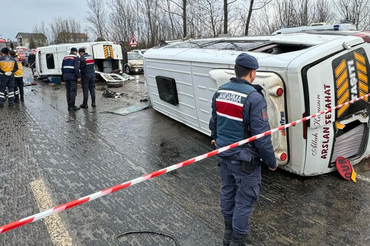 İşçiləri daşıyan iki avtobus toqquşdu - 1 ölü, 27 yaralı - FOTO