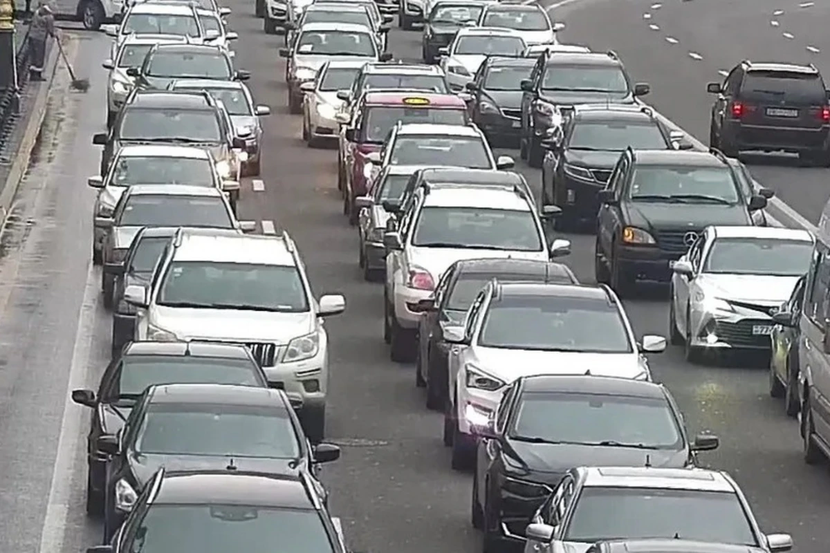 На ряде улиц и проспектов Баку затруднено движение транспорта - СПИСОК