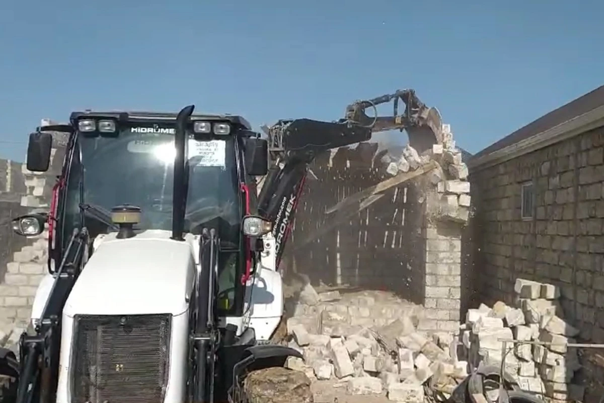 Bakıda və Şəmkirdə qanunsuz tikililər sökülüb - FOTO\VİDEO