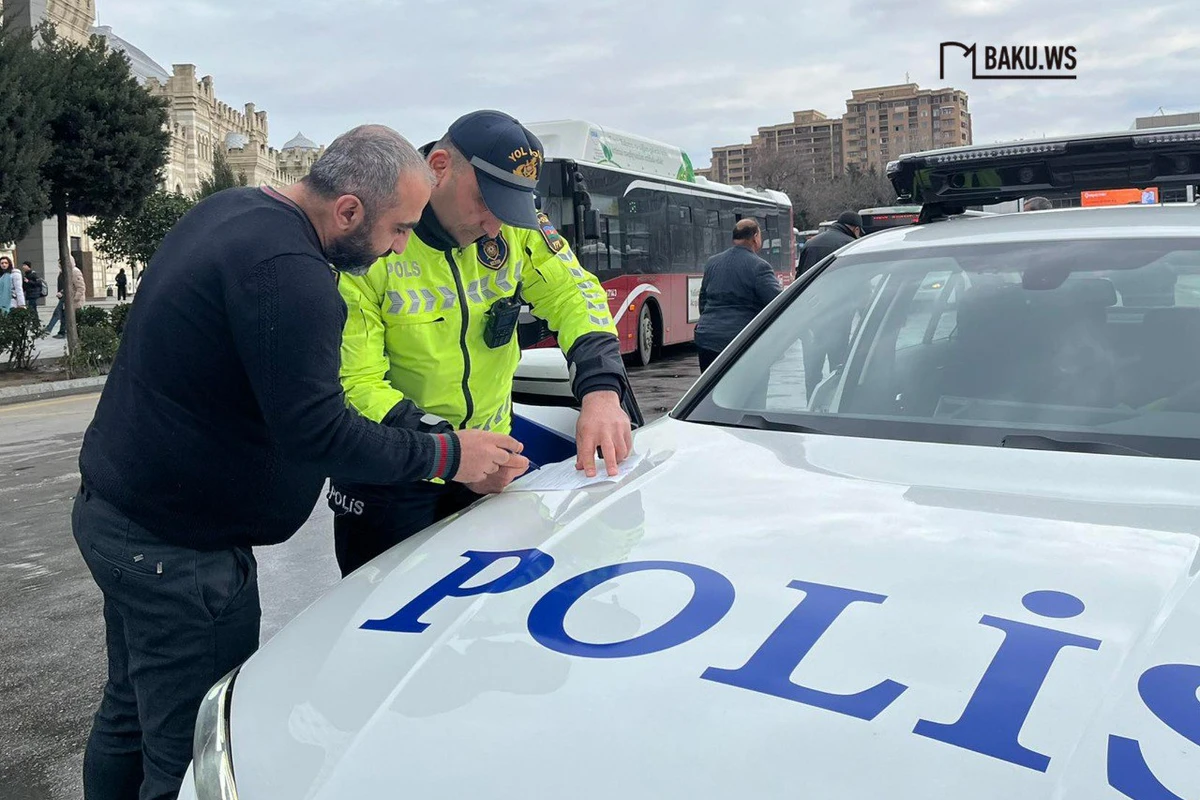 Polis 28 May stansiyasının qarşısında maşın saxlayan sürücüləri cərimə edir - 80 AZN... - FOTO
