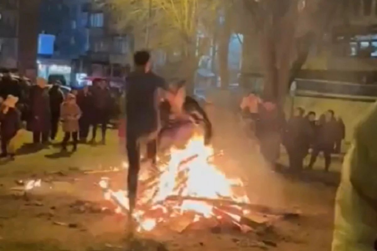 В Баку подростки столкнулись и упали в костер - ВИДЕО