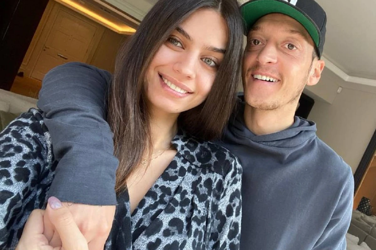 Məsut Özil və həyat yoldaşından böyük Ramazan jesti