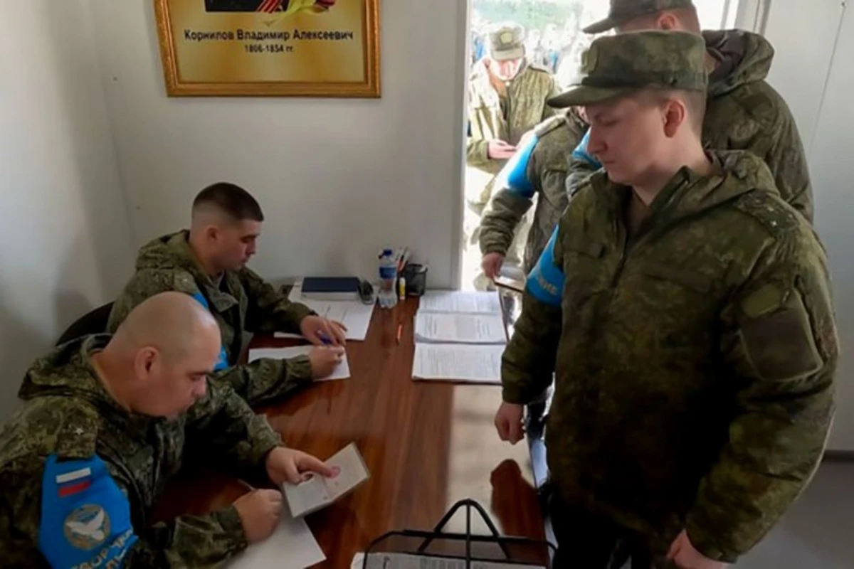 Российские миротворцы в Карабахе досрочно проголосовали на выборах президента РФ - ВИДЕО