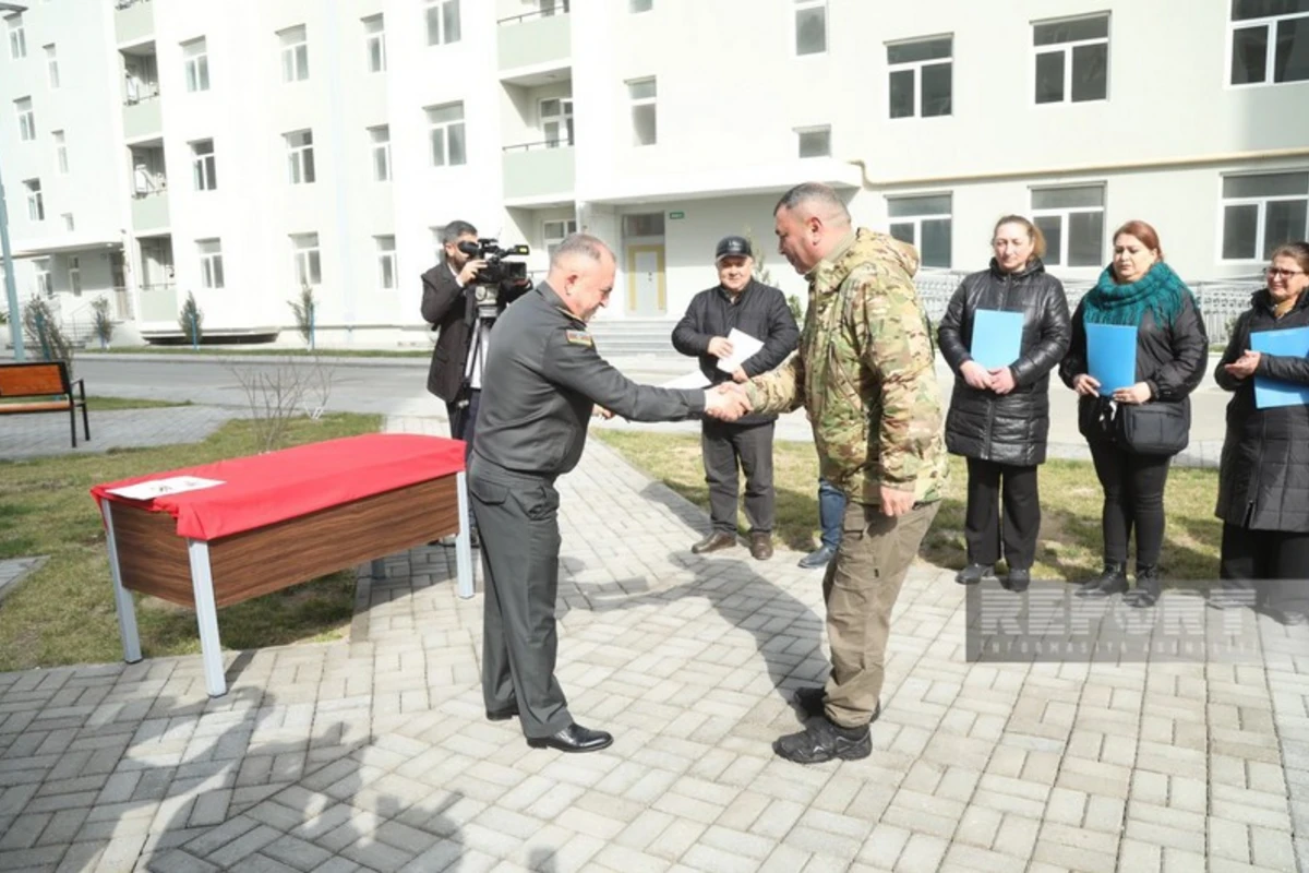 Qüsursuz xidmət etmiş bir qrup hərbi qulluqçuya mənzil verilib - FOTO