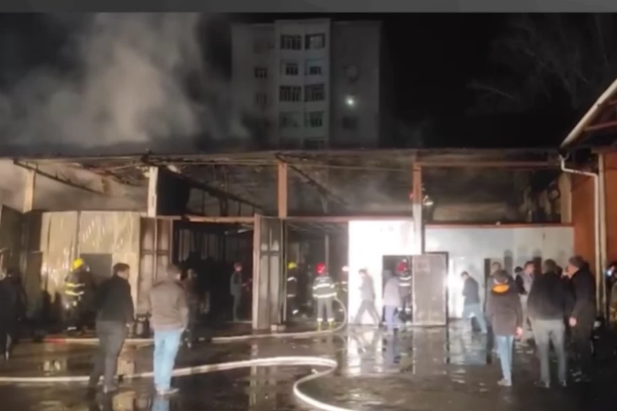 При пожаре в автомастерской в Гяндже сгорел автомобиль и пять боксов - ВИДЕО При пожаре в автомастерской в Гяндже сгорел автомобиль и пять боксов - ВИДЕО