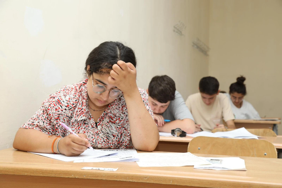 Şəxsiyyət vəsiqəsini evdə unudan, telefon aşkarlanan...