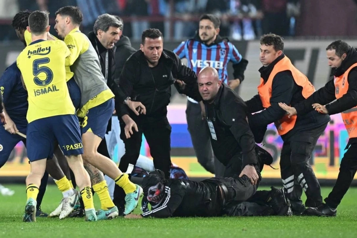 Türkiyə polisi “Trabzonspor” - “Fənərbaxça” matçı ilə bağlı araşdırmalara başladı - VİDEO