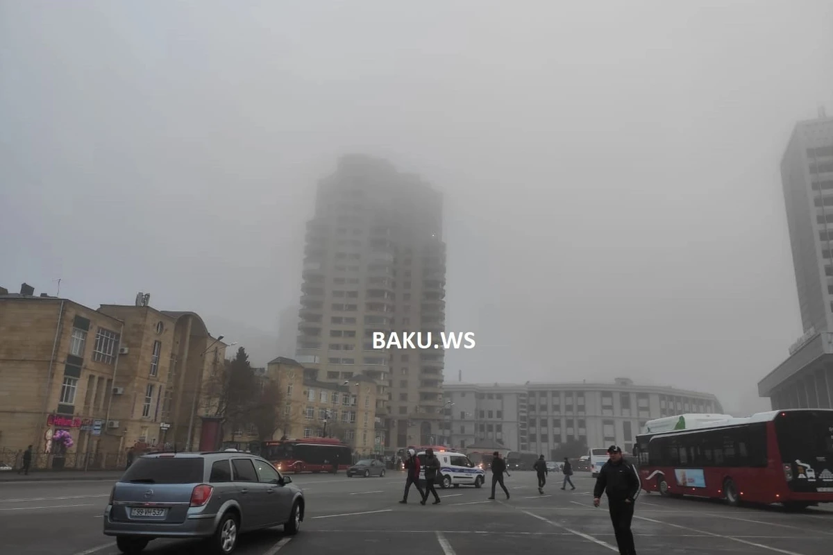 В Баку в воздухе наблюдается пыль
