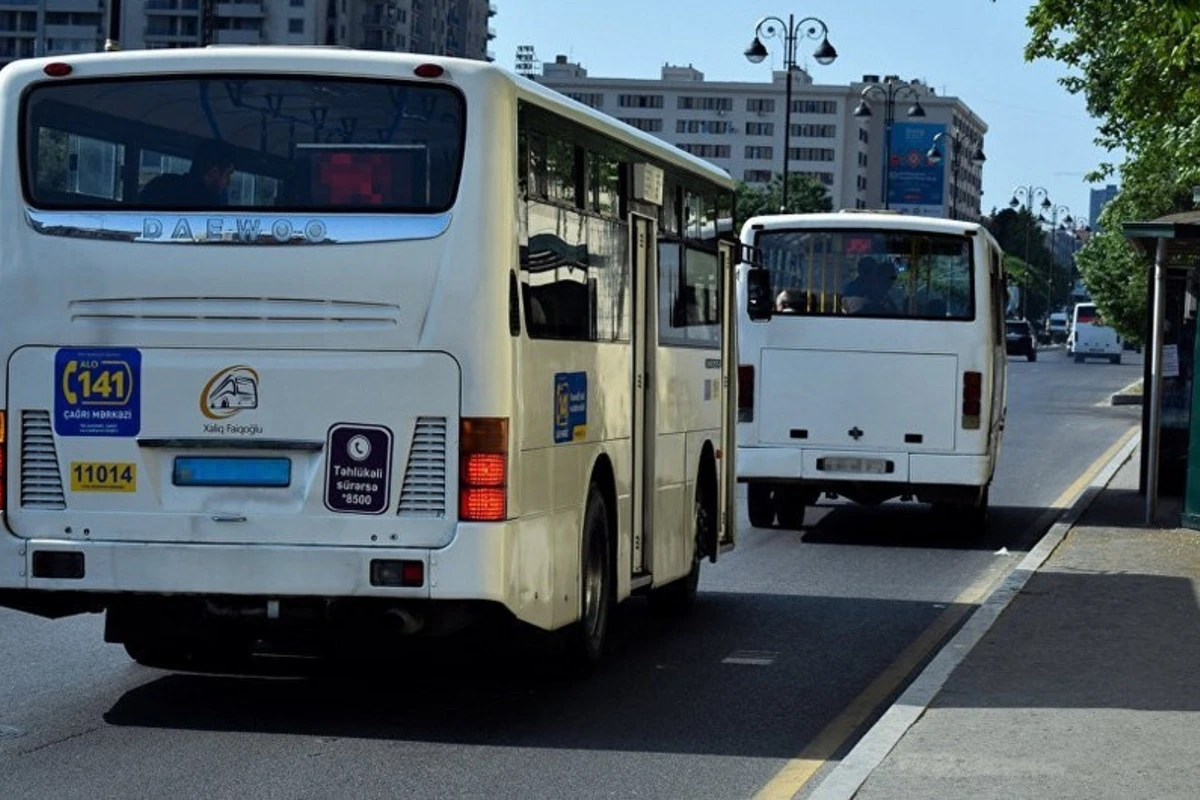 Bakıda avtobus qəzaya uğrayıb - Yaralanan var