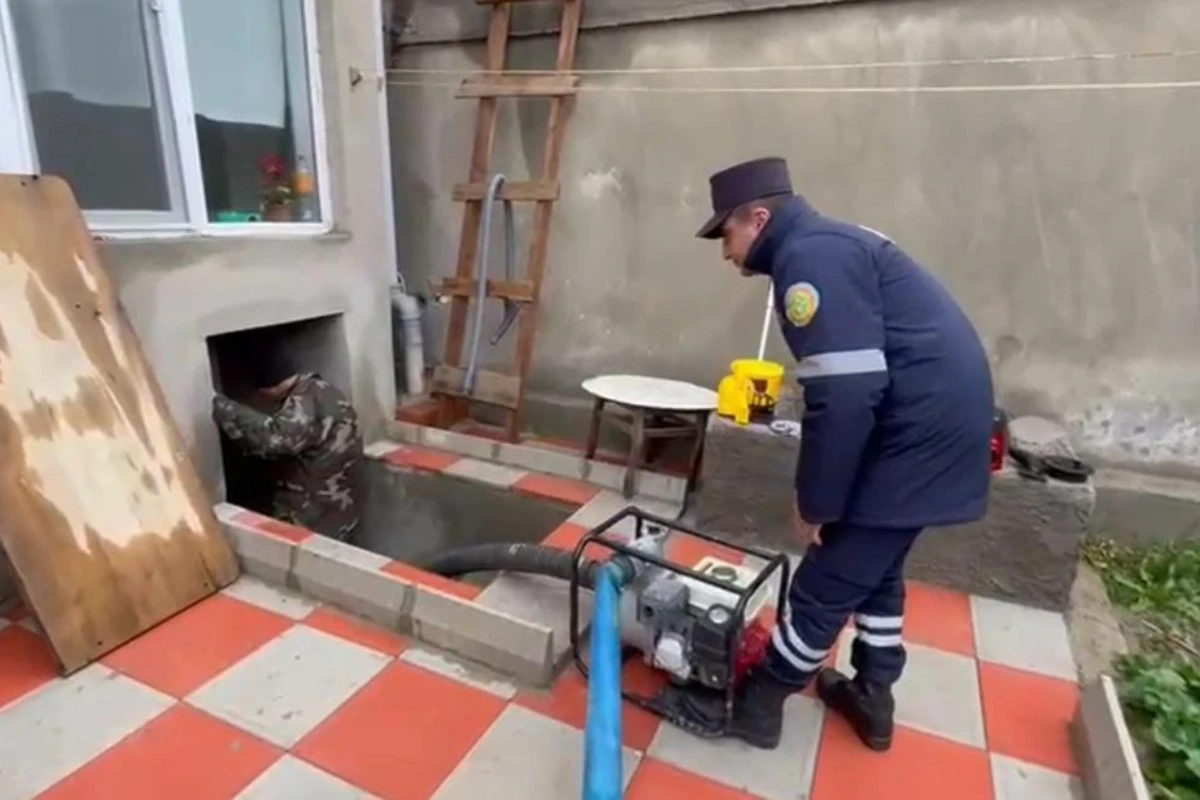 Naxçıvanda bəzi fərdi yaşayış evlərinin həyətyanı sahələrini və zirzəmilərini su basıb - VİDEO