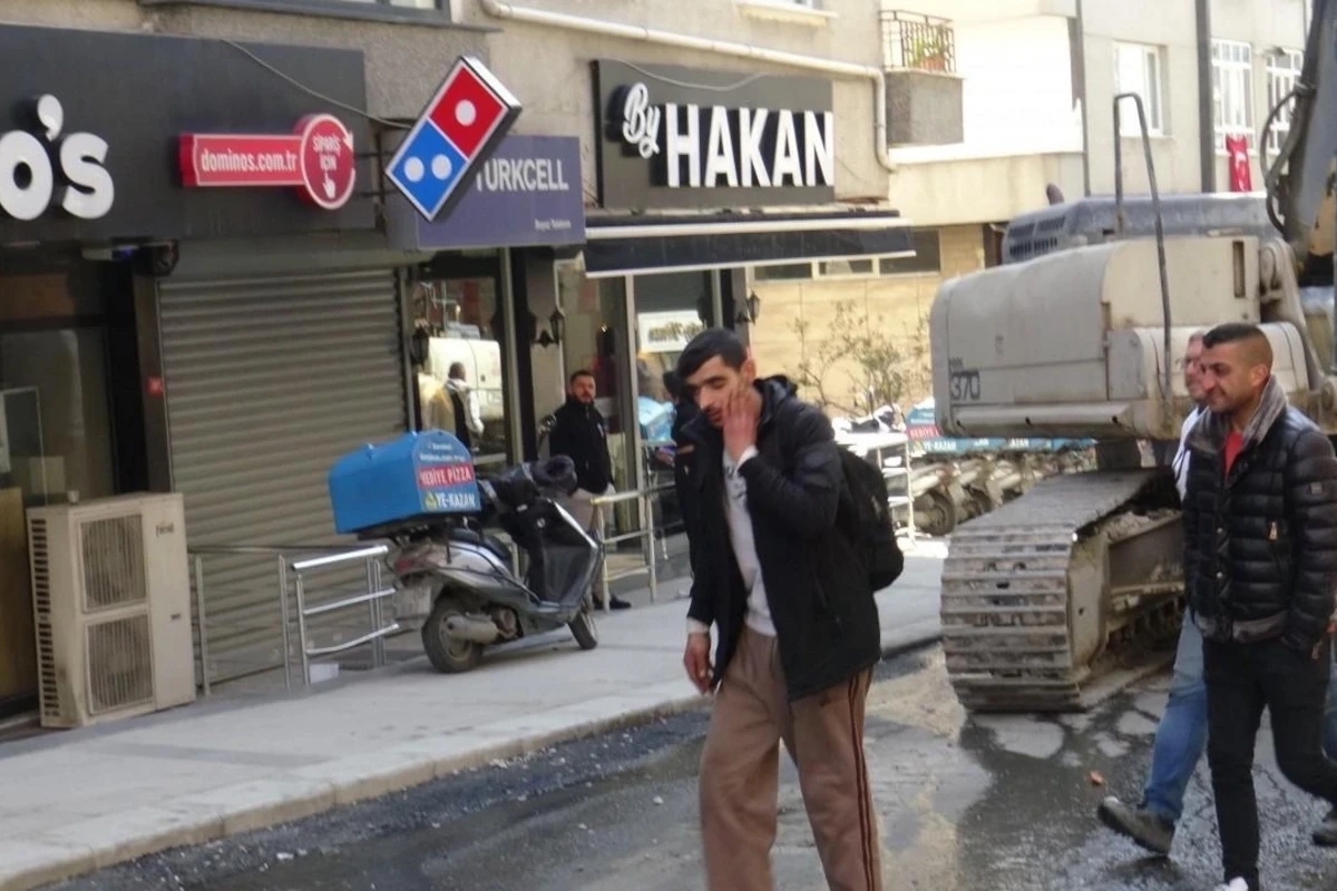 İstanbulda sökülən binada qorxunc OLAY - Son anda xilas oldu - FOTO