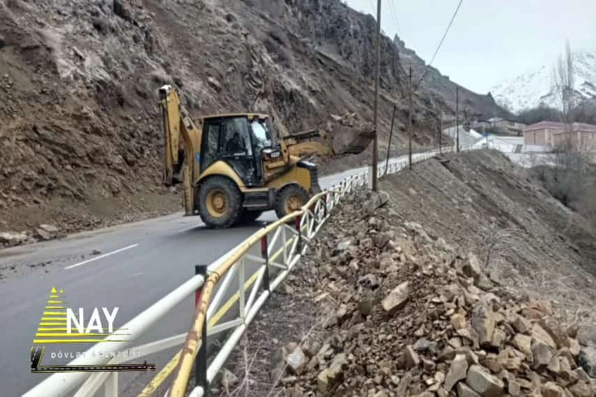 Bu rayonda güclü yağış səbəbindən dağlardan gələn torpaq yolu bağlayıb - FOTO