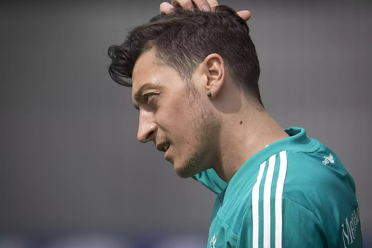 Mesut Özilin son halı gündəm oldu - FOTO
