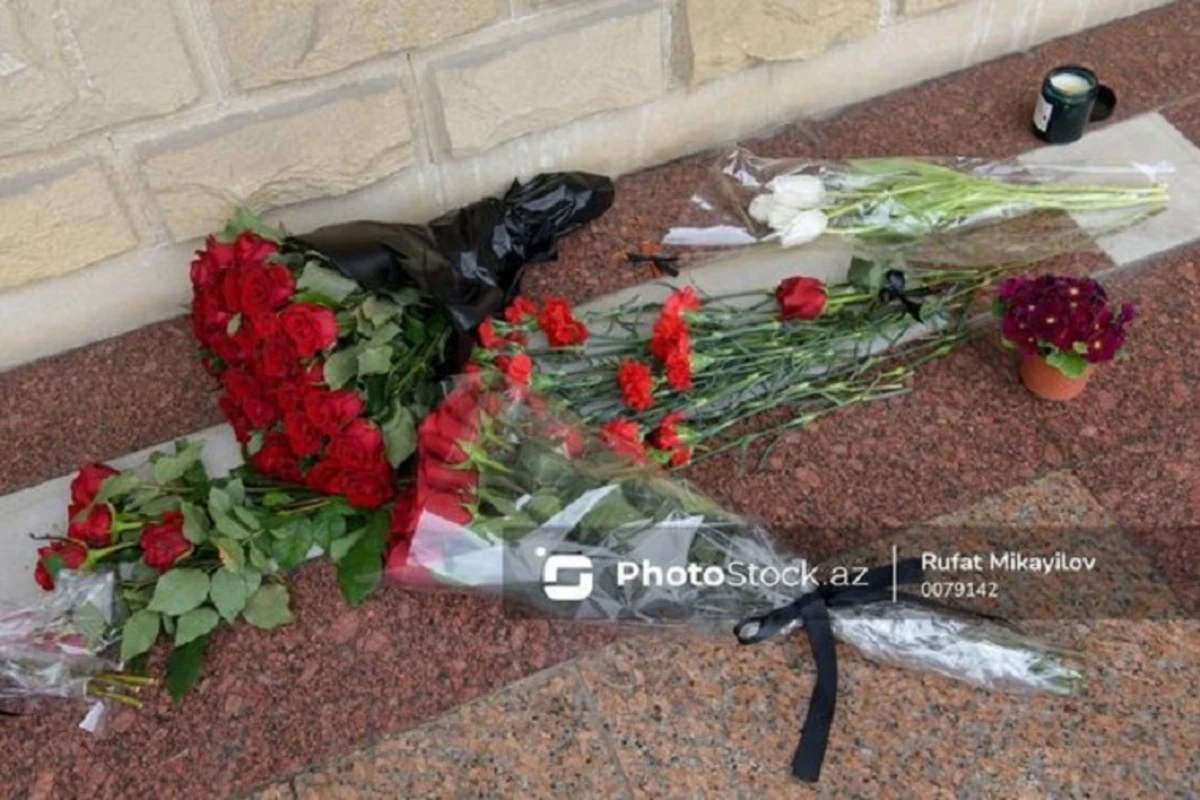 Жители Баку возлагают цветы к посольству России - ВИДЕО