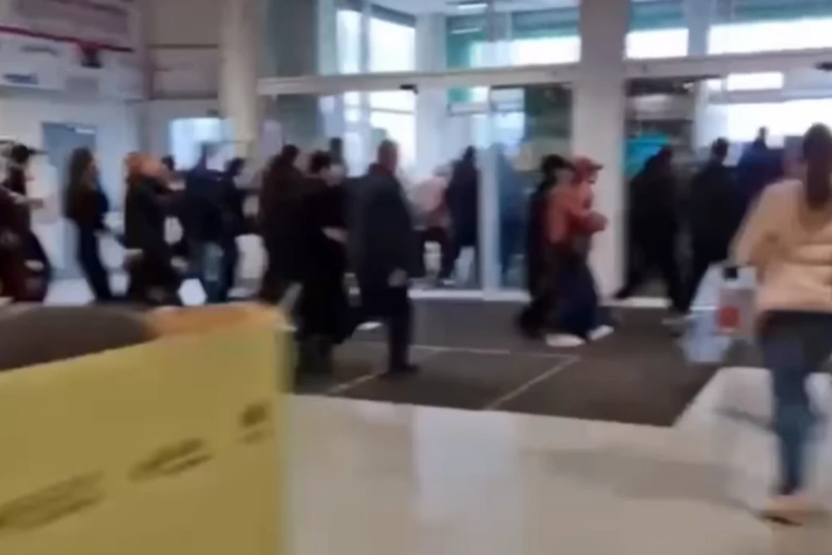 Sankt-Peterburqda ticarət mərkəzindən insanlar bomba xəbərinə görə təxliyə ediliblər - VİDEO