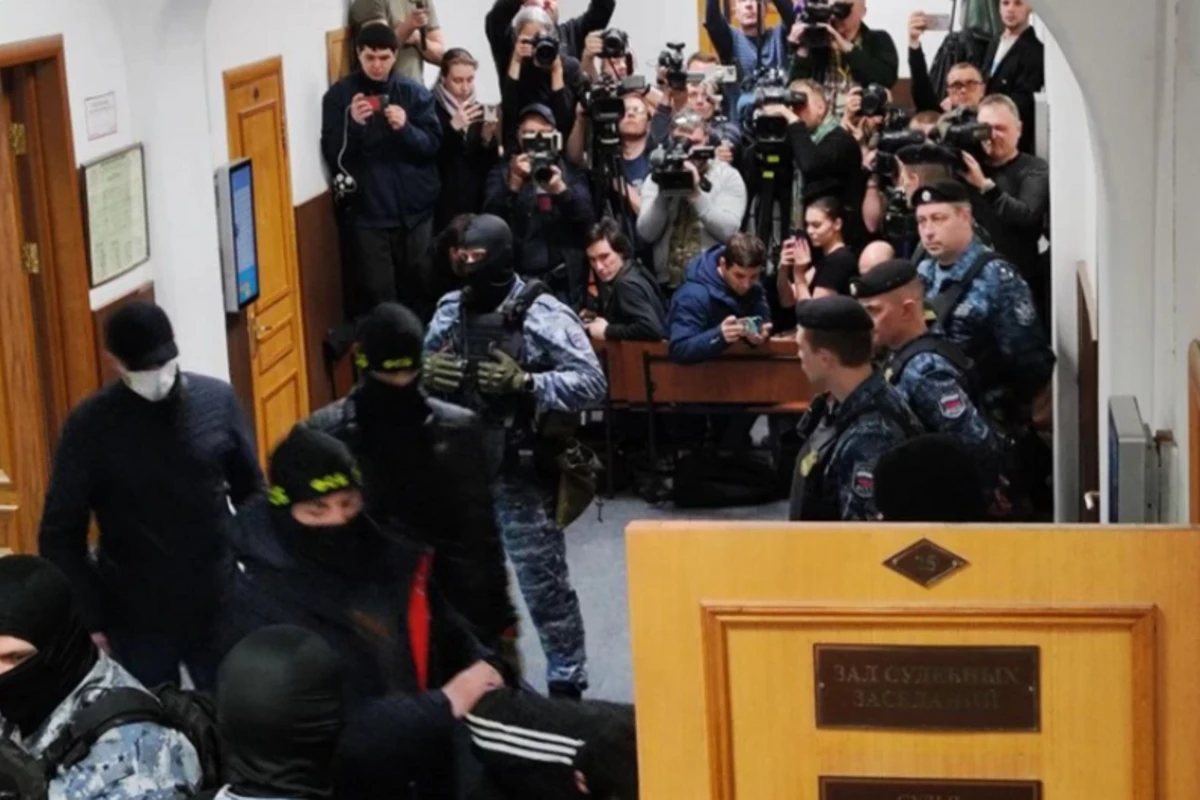 Rusiyada terror aktı törətməkdə şübhəli bilinənlər barəsində 2 ay müddətinə həbs qətimkan tədbiri seçilib - FOTO/VİDEO