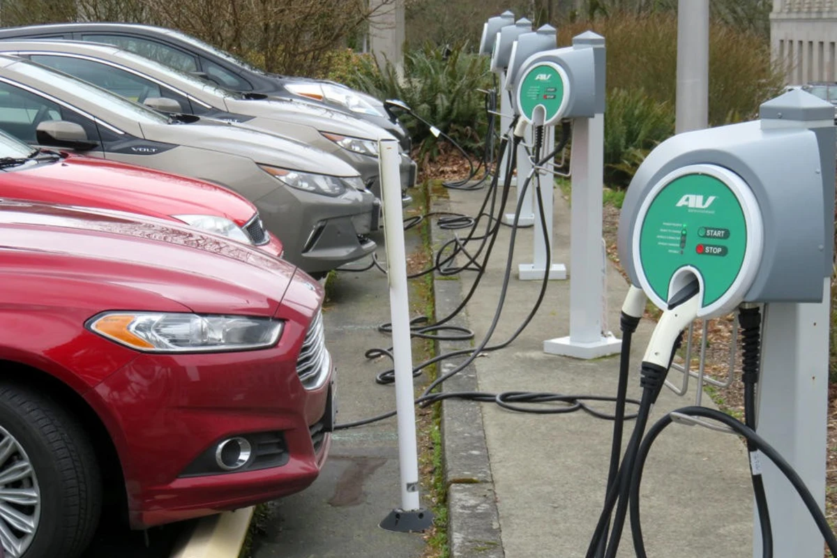 Elektromobillərə maraq durmadan artır: Bazara necə təsir göstərəcək?