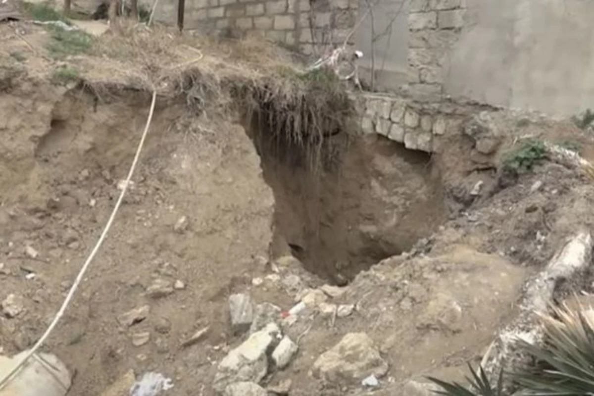 Bakının bir qəsəbəsində kanalizasiya problemini həll etmək üçün bəzi tikililər sökülməlidir - VİDEO