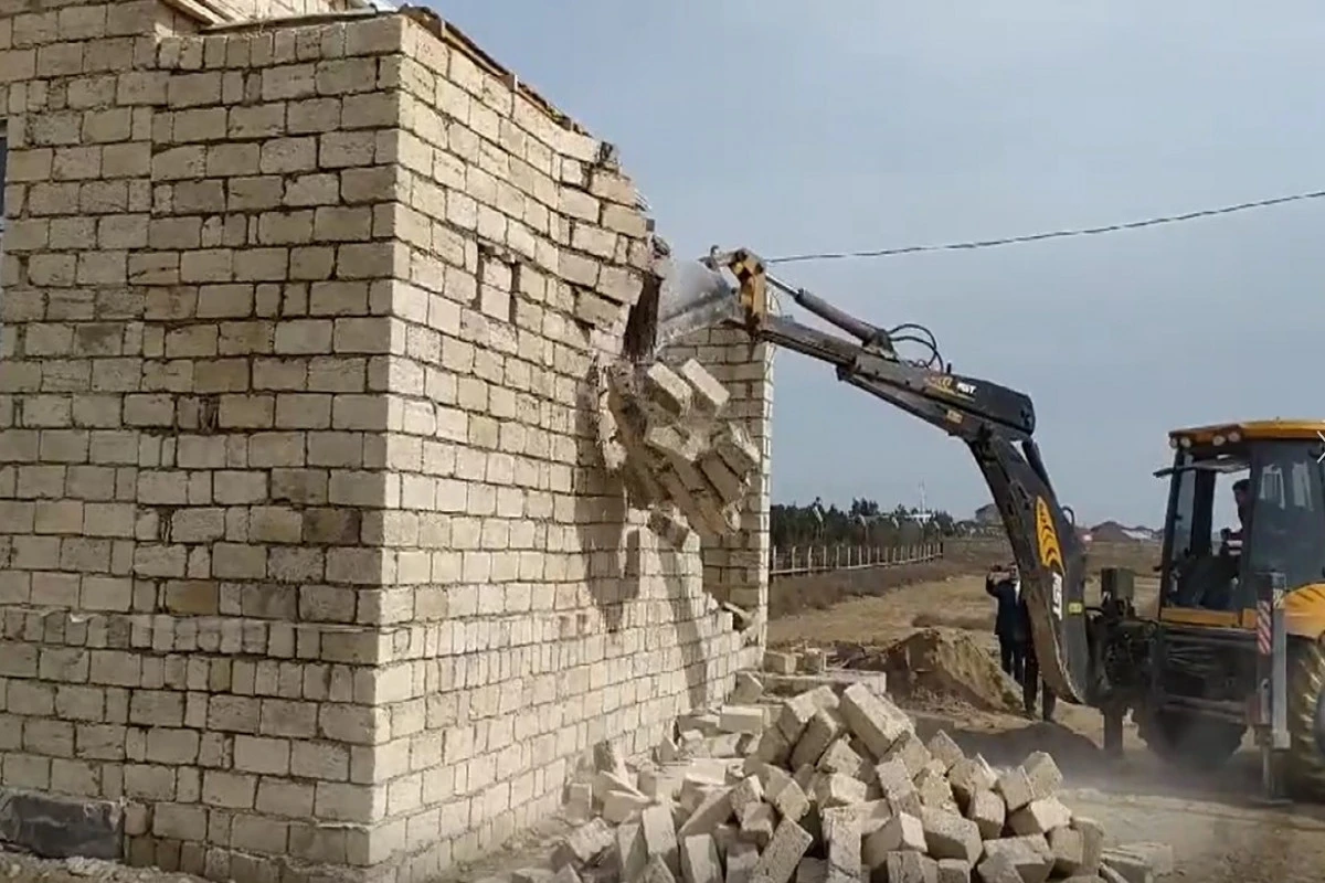 Bakıda qanunsuz tikililər sökülüb - VİDEO