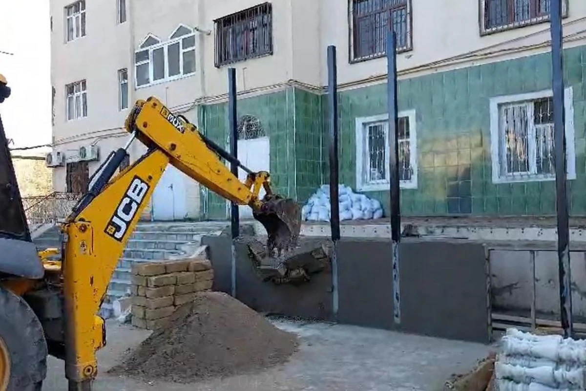 В Сумгайыте снесена незаконная постройка - ВИДЕО В Сумгайыте снесена незаконная постройка - ВИДЕО