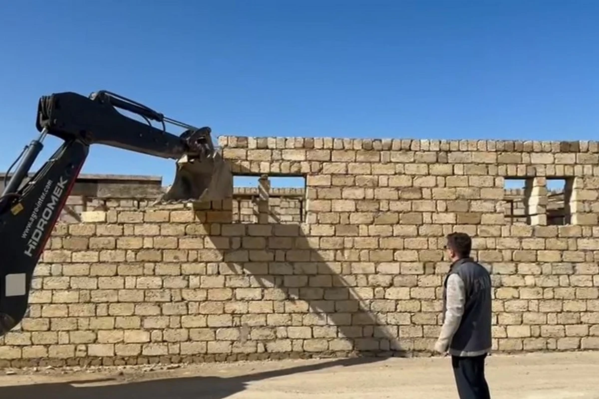 Abşeronda qanunsuz tikililər sökülüb - VİDEO