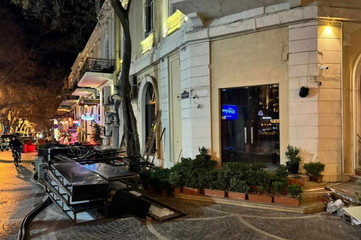 Fəvvarələr Meydanında qanunsuz tikilmiş qeyri-yaşayış obyekti sökülüb - FOTO Fəvvarələr Meydanında qanunsuz tikilmiş qeyri-yaşayış obyekti sökülüb - FOTO