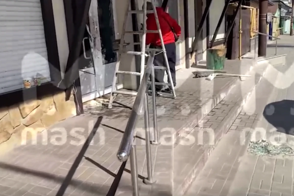 Rusiyada çayxanada partlayış: İçəri qumbara atıblar - VİDEO