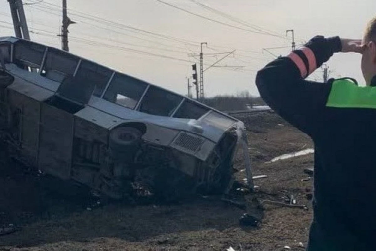 Rusiyada sürət qatarı avtobusla toqquşub, ölənlər var