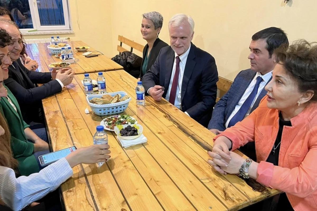 ABŞ səfiri iftar süfrəsinə qatılıb - FOTO