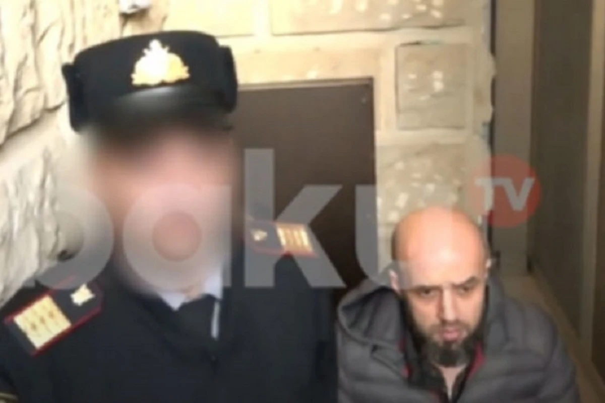 Sumqayıtda qızını qətlə yetirən atanın saxlanılma anı - VİDEO