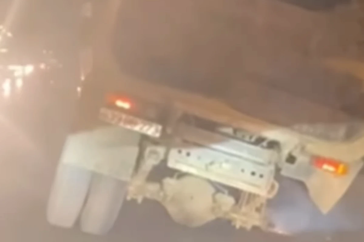Sumqayıt-Saray körpüsündə TƏHLÜKƏLİ ANLAR: “KamAZ”ın təkərinin şini çıxdı - VİDEO