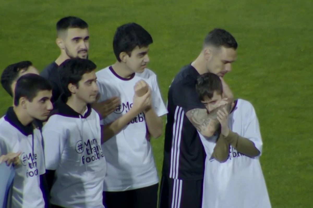 Qarabağın ulduzu Marko Veşoviçin autizmli yeniyetmə ilə görüntüləri duyğulandırdı - VİDEO