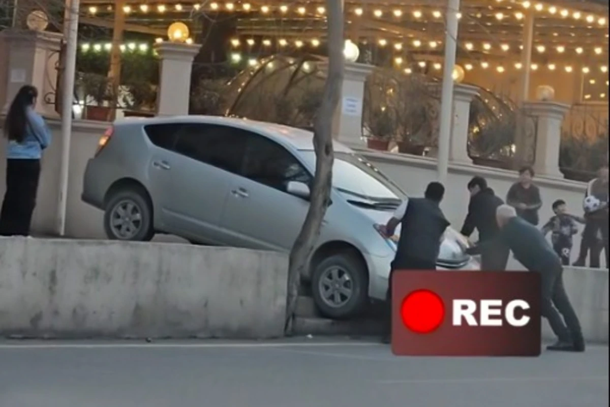 В Баку водитель застрял на ступеньках, пытаясь съехать по лестнице - ВИДЕО В Баку водитель застрял на ступеньках, пытаясь съехать по лестнице - ВИДЕО